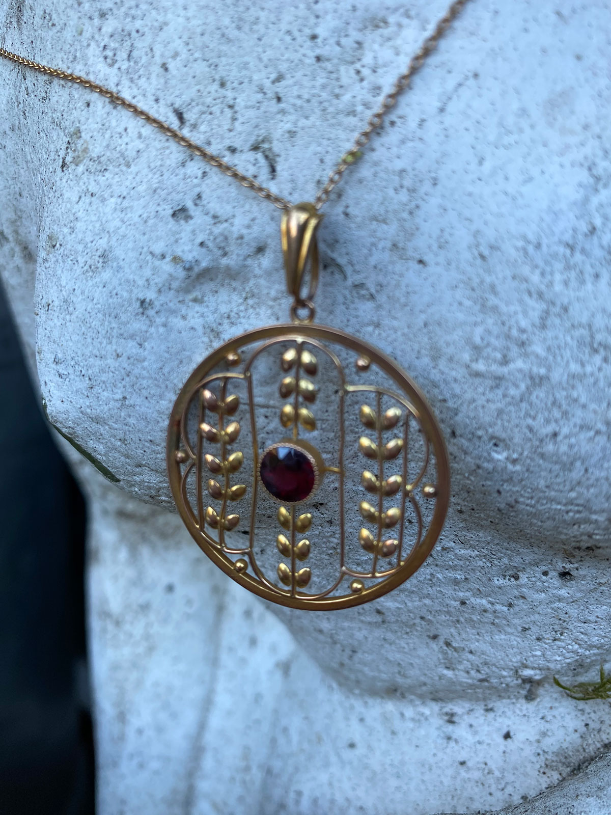 9ct Gold & Ruby Pendant & 9ct Gold Chain